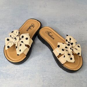 (5for$10) LIKE NEW Toddlers Cream Polka Dot Sandals- Size 6